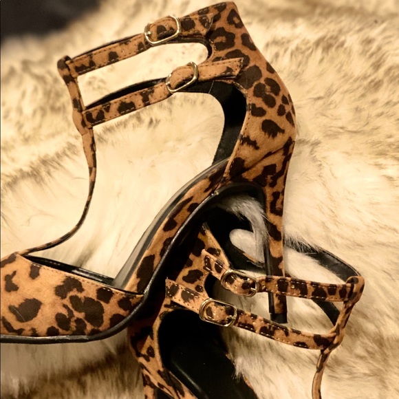 Leopard Print High Heel Pumps with a Pointed Toe . - Picture 8 of 16